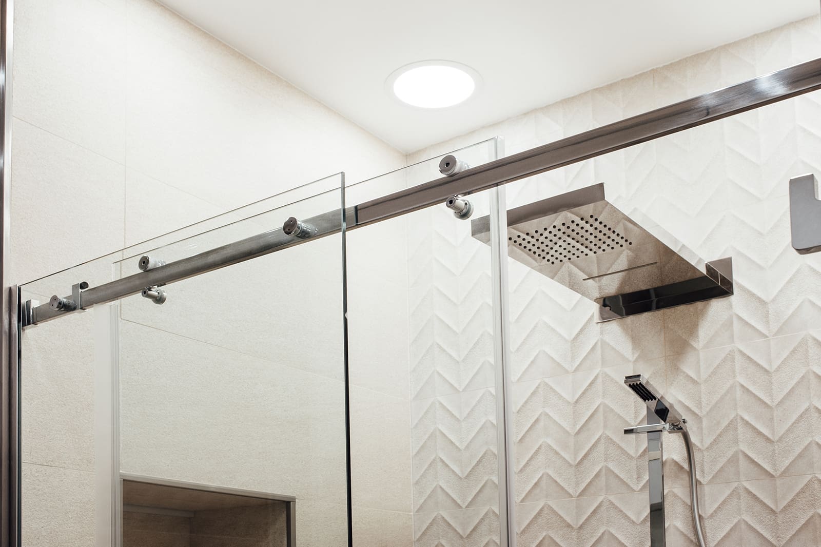 Comment choisir la bonne porte de douche coulissante sur rail ?