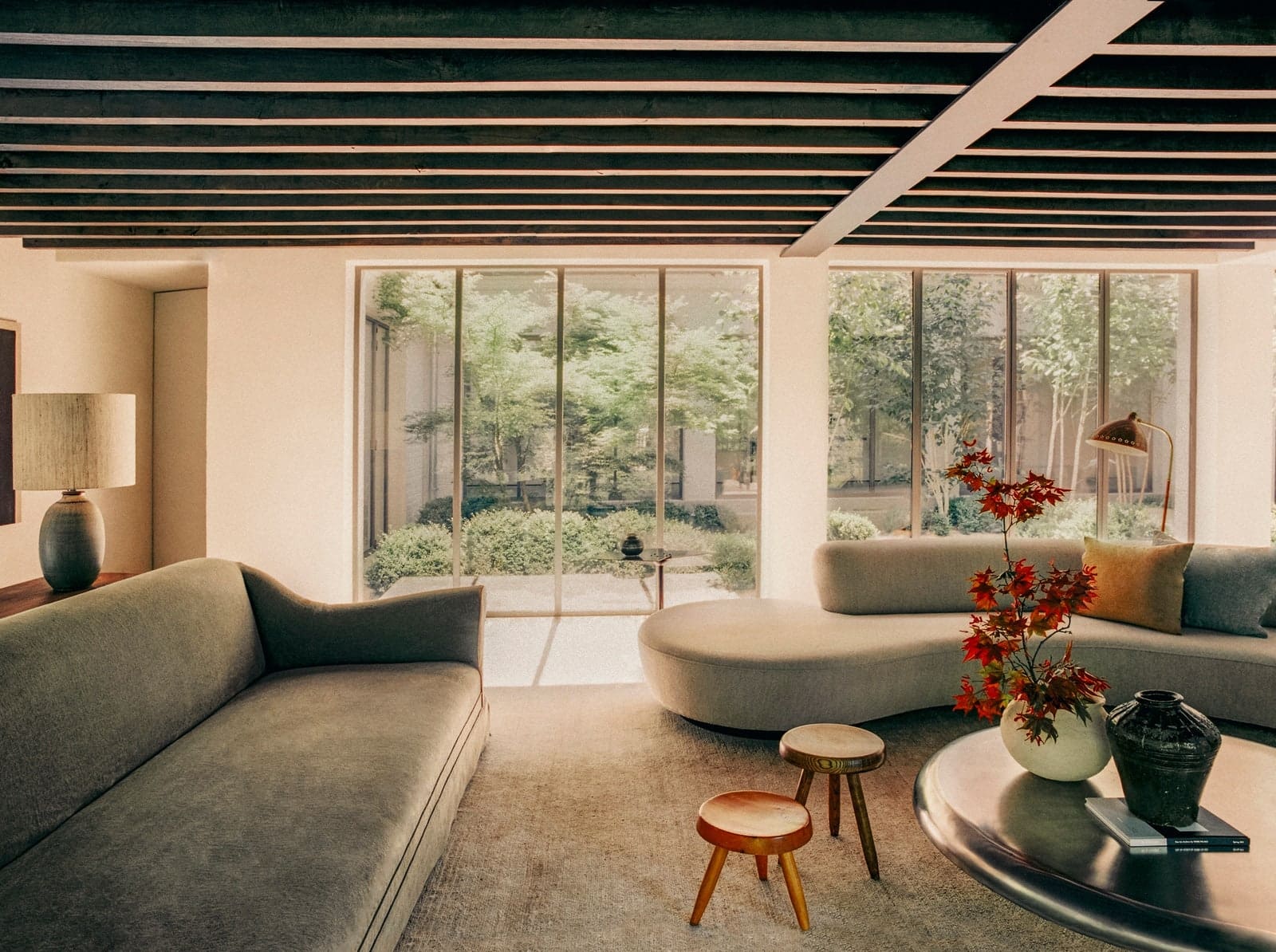 La cheminée centrale: Élément phare pour un salon chaleureux et moderne