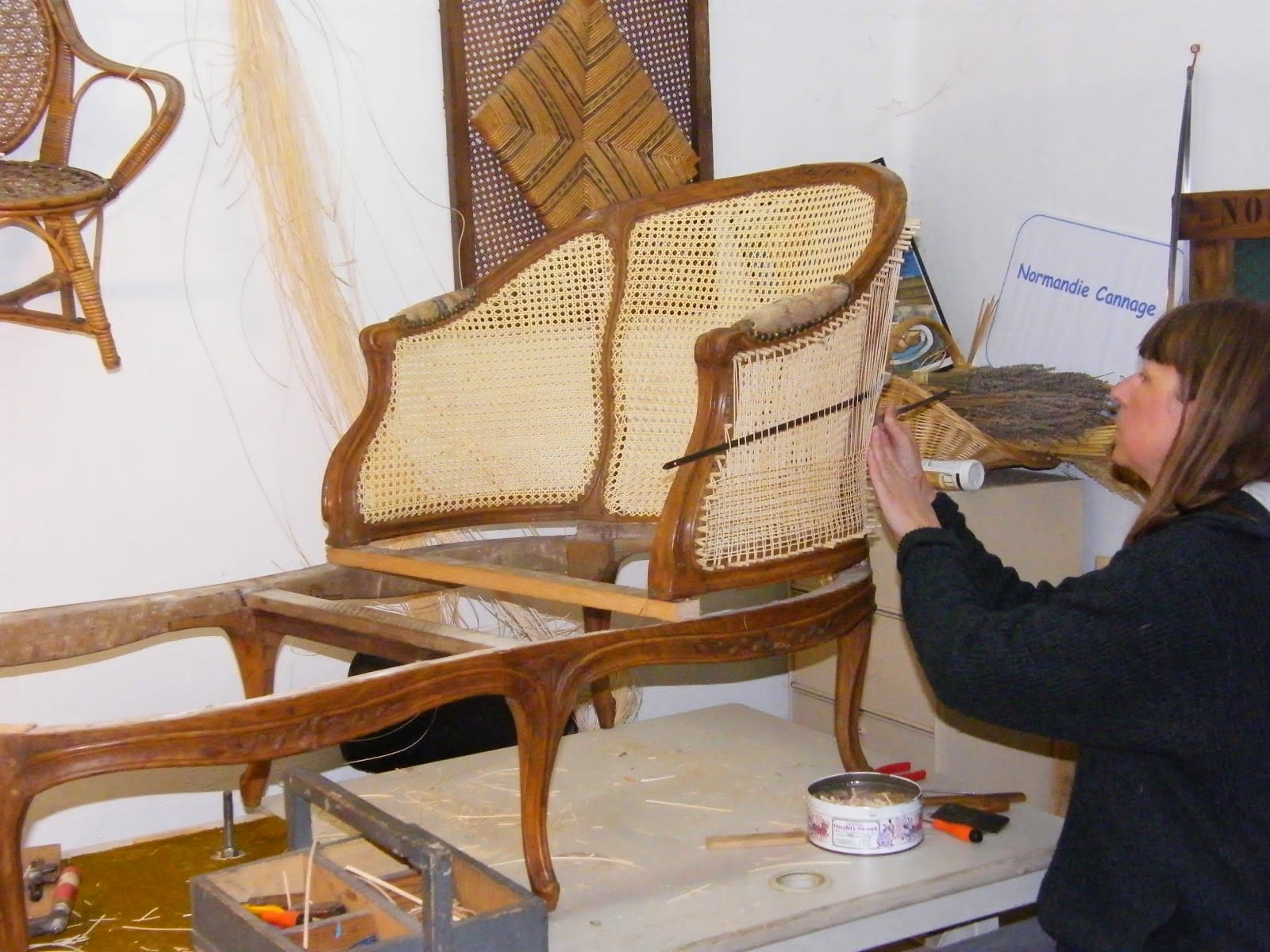 Le retour en gr&acirc;ce du fauteuil cannage : alliez esth&eacute;tique vintage et confort moderne