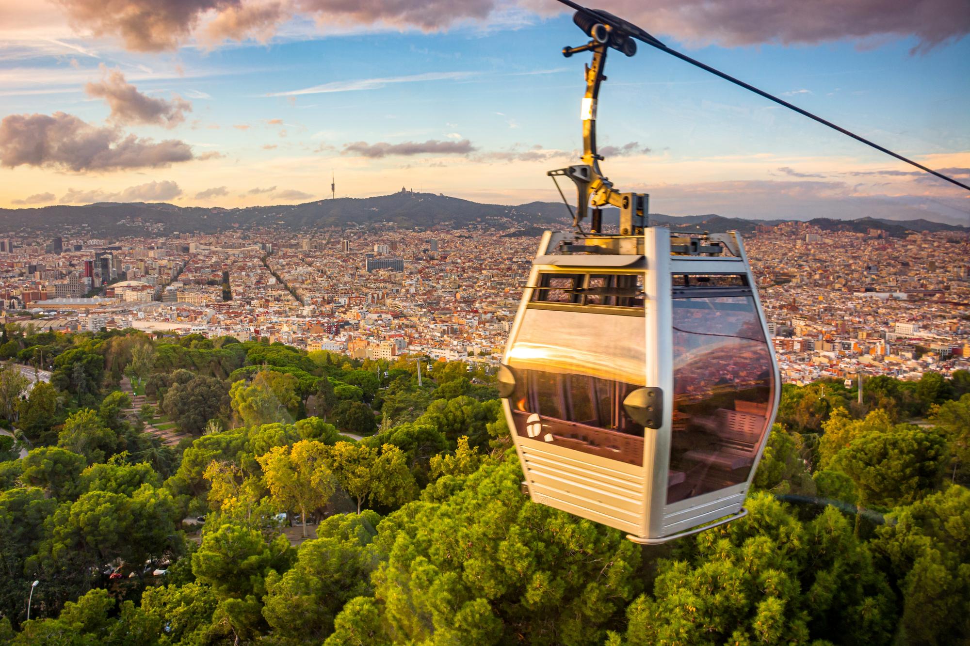 Escaliers et fontaines des jardins de Montjuic sur la colline de Barcelone