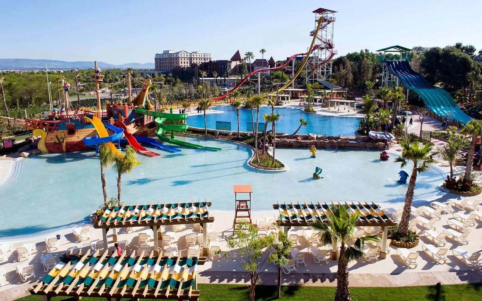 Attractions et montagnes russes du parc PortAventura World en Catalogne