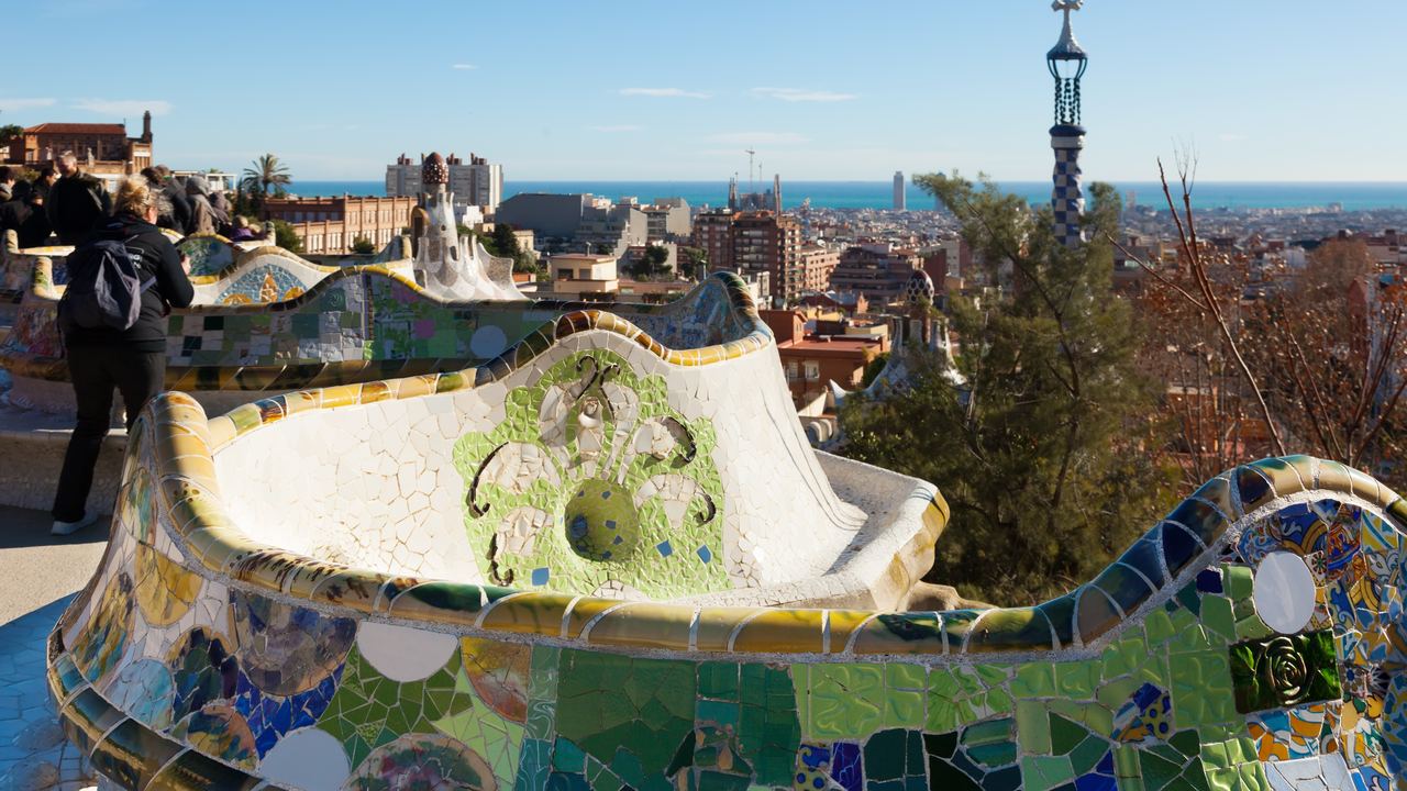 Mosaïques colorées et constructions de Gaudí sur l'esplanade du parc Güell à Barcelone