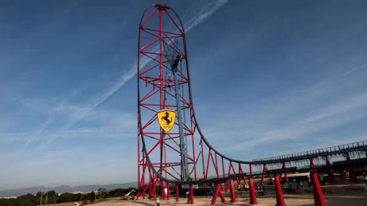 La montagne russe Red Force du parc Ferrari Land à PortAventura World, près de Salou