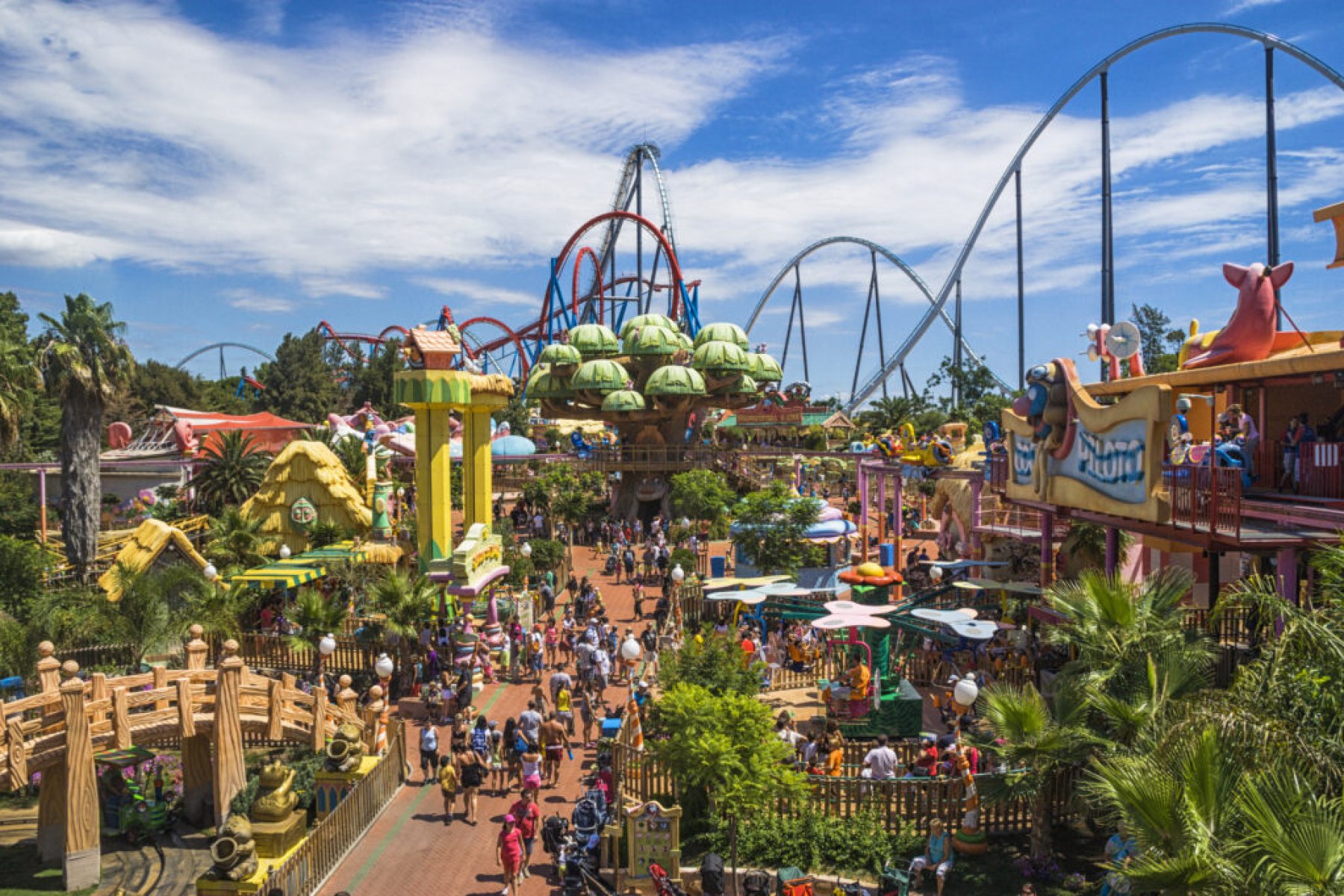 Montagnes russes de PortAventura Park à Salou sous un ciel bleu
