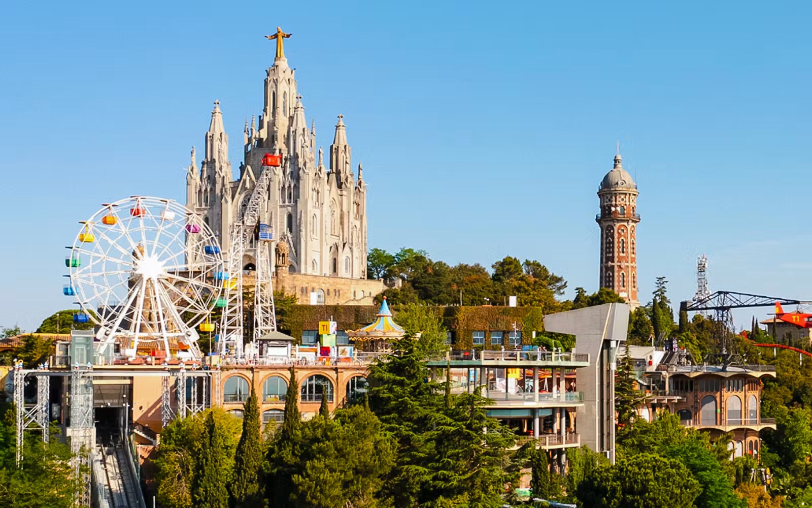 Le sommet du Tibidabo à Barcelone avec la basilique et les manèges du parc d'attractions