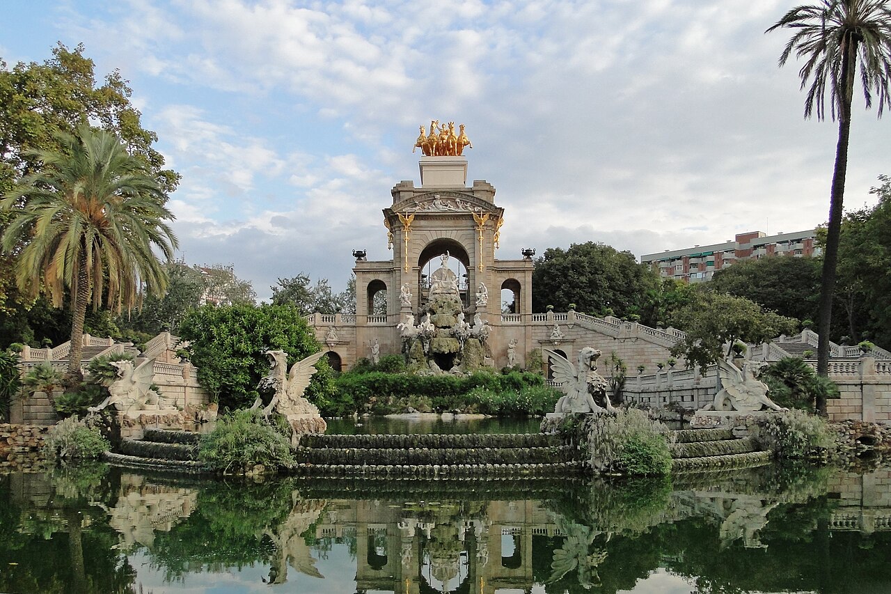 La cascade monumentale du parc de la Ciutadella à Barcelone, bordée d'arbres